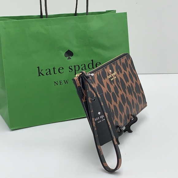 Kate Spade Lucy Medium L-Zip Wristlet
COLOR:
Multi
NWT - Picture 10 of 16